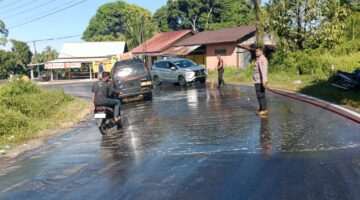 Personel Polsek Samadua Bersama Damkar Sigap Bersihkan Tumpahan Minyak CPO di Jalan Nasional.