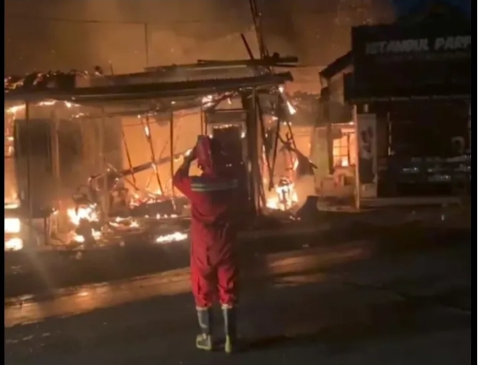 Kebakaran hebat terjadi di Jalan Saya Bulu, Kecamatan Serang, Kota Serang, Banten pada Senin (3/3/2025) malam. (Foto : TLii/Heru)