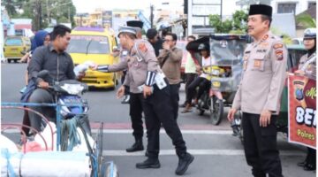 Kapolres Binjai Bersama Jajaran Berbagi Takjil kepada Pengguna Jalan