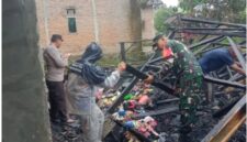 Warga bersama TNI/Polri memeriksa puing rumah yang hangus terbakar di Angsana Pandeglang. (Foto : TLii/Ikhsan)