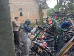 Warga bersama TNI/Polri memeriksa puing rumah yang hangus terbakar di Angsana Pandeglang. (Foto : TLii/Ikhsan)