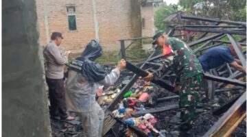 Warga bersama TNI/Polri memeriksa puing rumah yang hangus terbakar di Angsana Pandeglang. (Foto : TLii/Ikhsan)