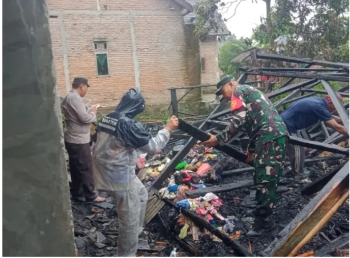 Warga bersama TNI/Polri memeriksa puing rumah yang hangus terbakar di Angsana Pandeglang. (Foto : TLii/Ikhsan)