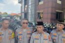 Kapolres Pandeglang AKBP Oki Bagus Setiadji (kedua kanan) memberikan keterangan kepada aeak media saaat ekspos. (TLii/Ikhsan Sururi)