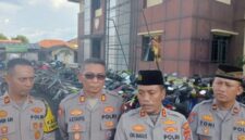 Kapolres Pandeglang AKBP Oki Bagus Setiadji (kedua kanan) memberikan keterangan kepada aeak media saaat ekspos. (TLii/Ikhsan Sururi)