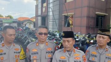 Kapolres Pandeglang AKBP Oki Bagus Setiadji (kedua kanan) memberikan keterangan kepada aeak media saaat ekspos. (TLii/Ikhsan Sururi)