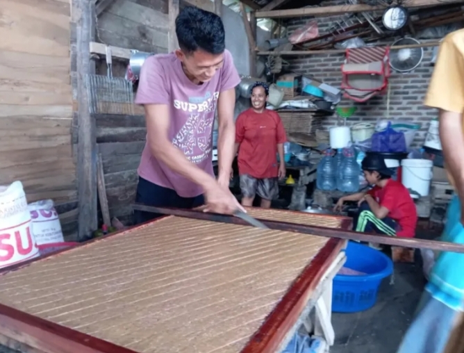 Pembuatan kue gipang. (Foto : TLii/Heru)