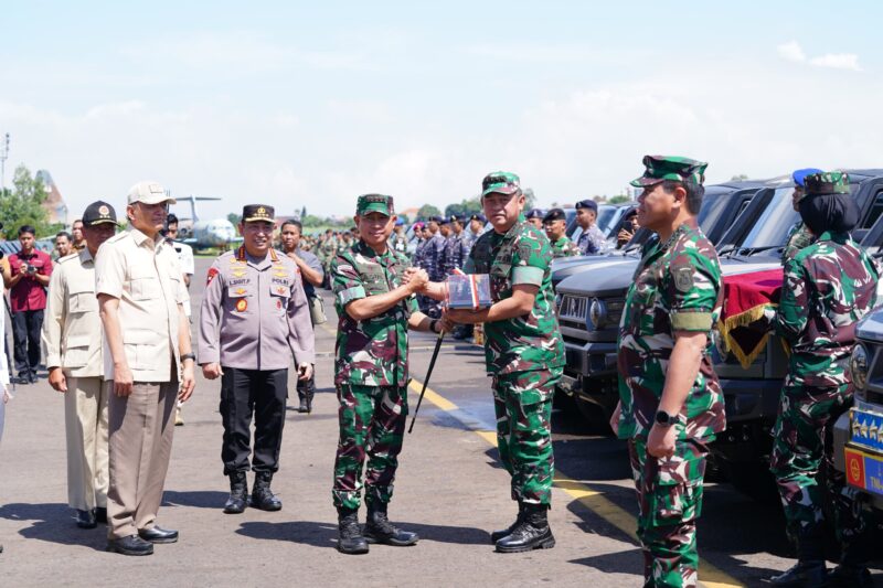 Panglima Tentara Nasional Indonesia (TNI), Jenderal Agus Subiyanto, secara resmi menerima 650 unit kendaraan taktis (Ransus) Maung dari Kementerian Pertahanan (Kemhan) 