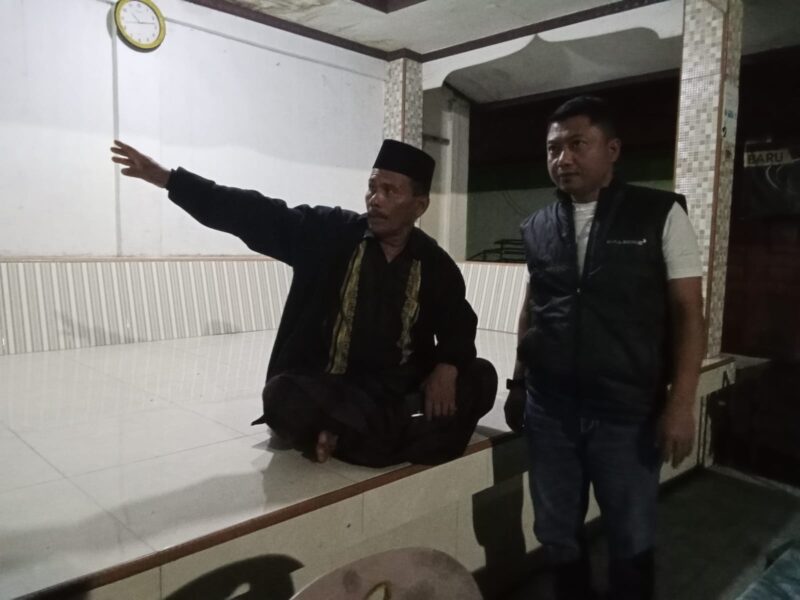 Kepala Dinas Sosial P3A Kabupaten Pidie Jaya, Agusmaidi, S.IP,MM. bersama Keusyik Ismail, saat Peninjauan lokasi Banjir Kemukiman Beuracan Sabtu, (08/07/2025) foto Jurnalis TLII