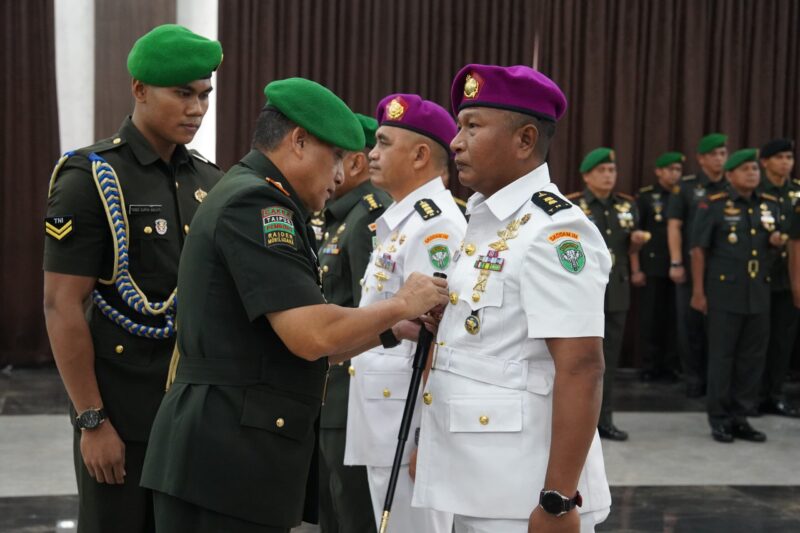  Mayor Jenderal TNI Niko Fahrizal, M.Tr.(Han), memimpin acara serah terima jabatan (Sertijab) dan tradisi satuan pejabat Kodam IM, di Aula Malahayati Lt. 2 Makodam Iskandar Muda. Selasa (11/3/25).
