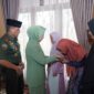 Mayor Jenderal TNI Niko Fahrizal, M.Tr.(Han)., didampingi Ketua Persit Kartika Chandra Kirana Daerah Iskandar Muda, Ny. Eva Niko Fahrizal, serta jajaran Pejabat Utama Kodam IM,Selasa (11/03/25).