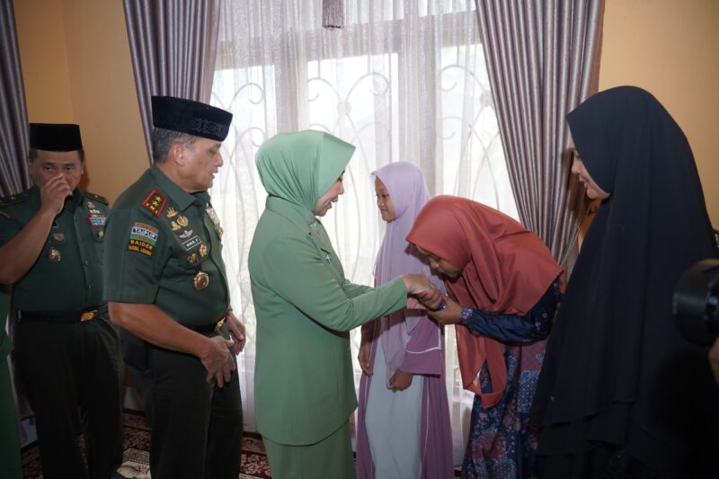 Mayor Jenderal TNI Niko Fahrizal, M.Tr.(Han)., didampingi Ketua Persit Kartika Chandra Kirana Daerah Iskandar Muda, Ny. Eva Niko Fahrizal, serta jajaran Pejabat Utama Kodam IM,Selasa (11/03/25).