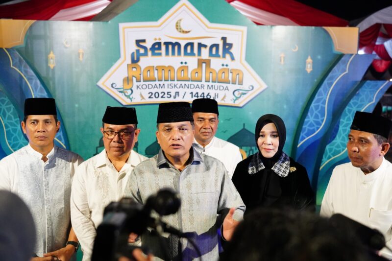 Mayor Jenderal TNI Niko Fahrizal, M.Tr.(Han)., secara resmi membuka Semarak Ramadhan Kodam Iskandar Muda 2025 M/1446 H, yang berlangsung di Lapangan Blang Padang Kota Banda Aceh pada Jumat (14/3/2025) malam. 