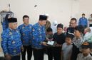 Bupati Tgk H Sibral Malasyi MA, di damping Kadissos P3A Agusmaidi, SIP,M.M, Menyerahkan Santunan Anak yatim, di Aula Kantor Camat Bandar Dua,Senin (17/03/2025)