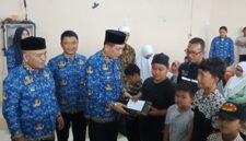 Bupati Tgk H Sibral Malasyi MA, di damping Kadissos P3A Agusmaidi, SIP,M.M, Menyerahkan Santunan Anak yatim, di Aula Kantor Camat Bandar Dua,Senin (17/03/2025)