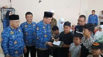 Bupati Tgk H Sibral Malasyi MA, di damping Kadissos P3A Agusmaidi, SIP,M.M, Menyerahkan Santunan Anak yatim, di Aula Kantor Camat Bandar Dua,Senin (17/03/2025)