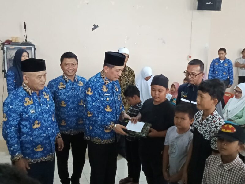 Bupati Tgk H Sibral Malasyi MA, di damping Kadissos P3A Agusmaidi, SIP,M.M, Menyerahkan Santunan Anak yatim, di Aula Kantor Camat Bandar Dua,Senin (17/03/2025)