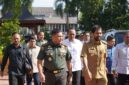 Mayor Jenderal TNI Niko Fahrizal, M.Tr.(Han), menghadiri rapat koordinasi bersama Forum Koordinasi Pimpinan Daerah (Forkopimda) serta para Bupati dan Walikota se-Aceh di Gedung Anjong Mon Mata, Banda Aceh, Senin (17/3/25).