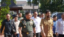 Mayor Jenderal TNI Niko Fahrizal, M.Tr.(Han), menghadiri rapat koordinasi bersama Forum Koordinasi Pimpinan Daerah (Forkopimda) serta para Bupati dan Walikota se-Aceh di Gedung Anjong Mon Mata, Banda Aceh, Senin (17/3/25).