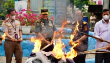 Mayor Jenderal TNI Niko Fahrizal, M.Tr.(Han), menghadiri acara pemusnahan barang hasil penindakan dalam rangka penyidikan tindak pidana kepabeanan di Kantor Pengawasan dan Pelayanan Bea Cukai (KPPBC) Tipe Madya Pabean (TMP) C Banda Aceh, pada Kamis (13/3/2025).
