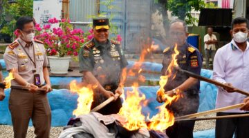 Mayor Jenderal TNI Niko Fahrizal, M.Tr.(Han), menghadiri acara pemusnahan barang hasil penindakan dalam rangka penyidikan tindak pidana kepabeanan di Kantor Pengawasan dan Pelayanan Bea Cukai (KPPBC) Tipe Madya Pabean (TMP) C Banda Aceh, pada Kamis (13/3/2025).
