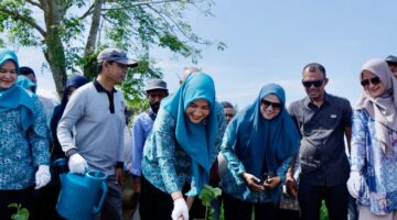 Marlina Muzakir, Ketua Dekranasda Aceh, menanam bibit murbei bersama UMKM Jalur SuteraAceh di Gampong Siem, Darussalam, Aceh Besar, Kamis (17/4/2025). Penanaman ini menjadi bagian dari upaya membangkitkan kembali industri sutera Aceh melalui pemberdayaan UMKM lokal