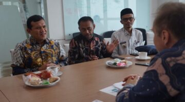 Keterangan Foto: Wakil Gubernur Aceh, Fadlullah berbincang hangat dengan Direktur IsDB, Amer Bukvic di ruang Meeting Room Vacant di Gedung Office8 lantai 35, Jakarta Pusat, 17 April 2025. (Foto: Humas BPPA)