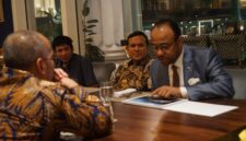 Keterangan Foto: Wagub Aceh, Fadlullah dan Duta Besar Uni Emirat Arab (UEA) untuk Indonesia, Abdulla Salem Al Dhaheri, berbincang hangat Kamis, 17 April 2025. (Foto: Humas BPPA)
